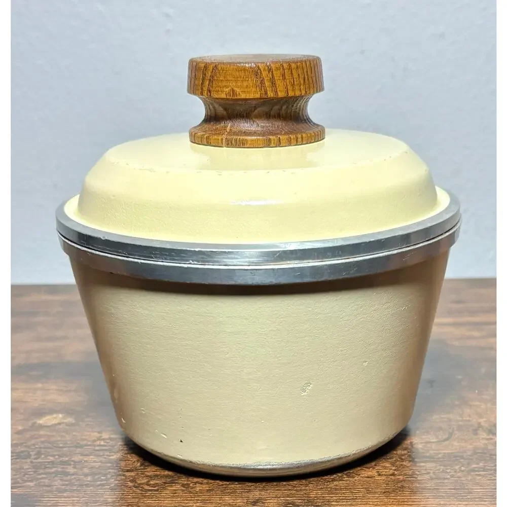 Vintage Club Classic 1 Aluminum 1 Qt Almond Stock Pot with a lid- Wood Handles